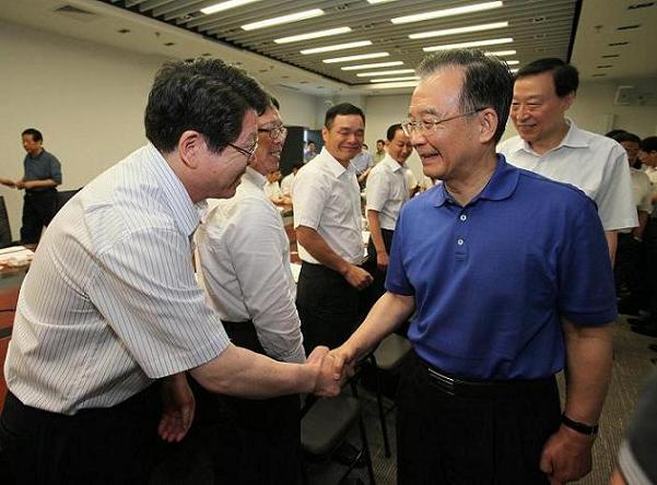 温家宝首相と握手するTCLC楊総経理